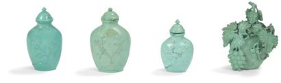 null CHINE - XXe siècle
Quatre flacons tabatières en turquoise, à décor sculpté en...