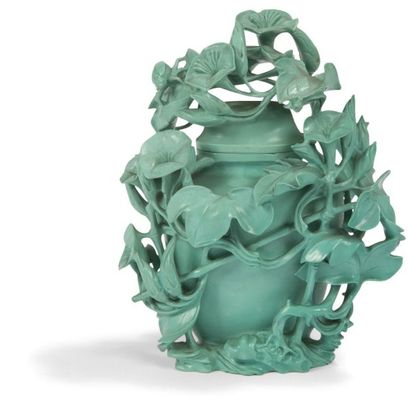 null CHINE - XXe siècle
Vase en turquoise sculpté et détaché de belles de jour et...