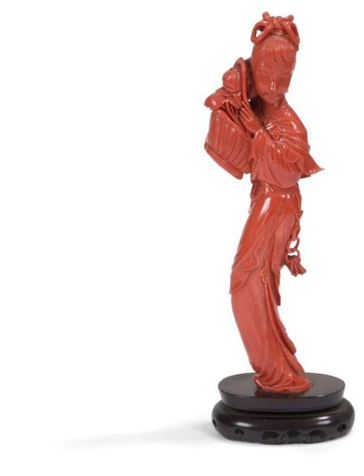 null CHINE - Début XXe siècle
Statuette de jeune femme debout en corail rouge, tenant...