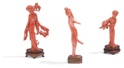 null CHINE - XXe siècle
Trois statuettes en corail rouge sculpté de jeunes femmes...