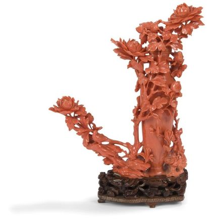 null CHINE - XXe siècle
Groupe en corail rouge, vase posé sur une branche de pivoines,...