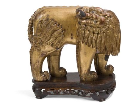 null CHINE - XIXe siècle
Statuette de chimère debout en bois laqué or, la tête tournée...