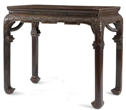 null CHINE - Vers 1900
Table rectangulaire en bois laqué, les côtés ornés de frises...