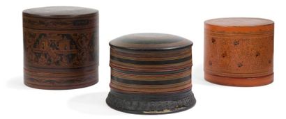 null BIRMANIE - XIXe siècle
Trois boîtes rondes en bois laqué noir, rouge et vert,...
