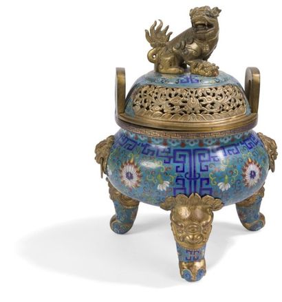 null CHINE - XIXe siècle
Brûle-parfum tripode en bronze et émaux cloisonnés à décor...