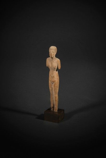 null Statuette représentant une femme nue, debout, les jambes jointes, coiffée d’une...