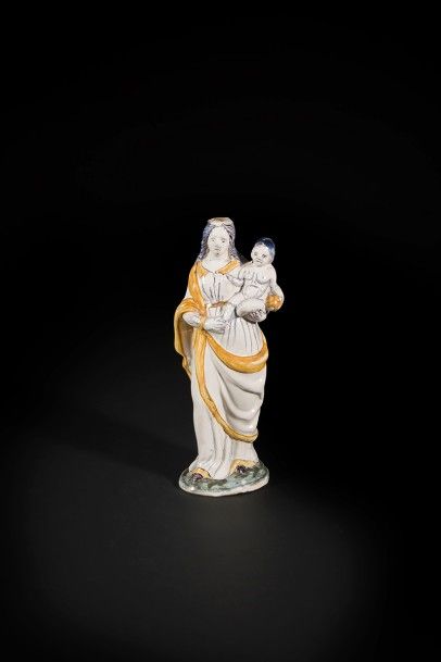 null Nevers
Vierge d’accouchée tenant l’Enfant Jésus dans le bras gauche à décor...