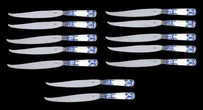 null Saint-Cloud
Suite de douze couteaux à manche en porcelaine tendre à décor en...