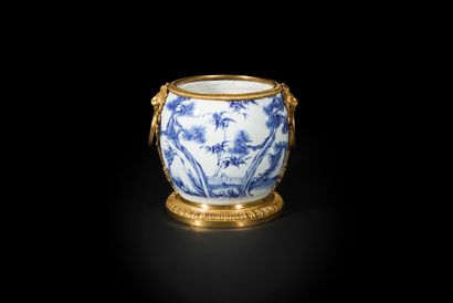 null Cache-pot en porcelaine de Chine du XVIIIe siècle, la monture à anneaux et mufles...