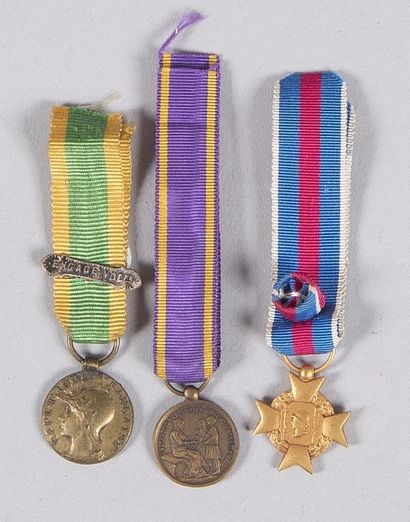 null FRANCE
Lot comprenant trois miniatures de la médaille des engagés volontaires...