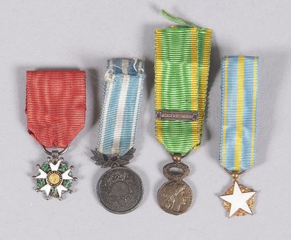 null Lot de miniatures comprenant une étoile de chevalier de la Légion d’honneur...