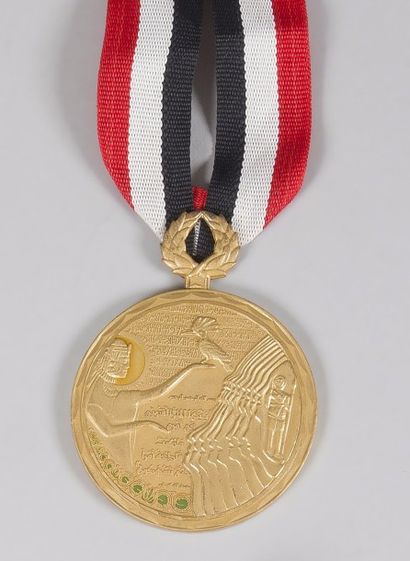 null IRAK 
Médaille en bronze doré et émail. Avec longue et fine cravate aux couleurs...