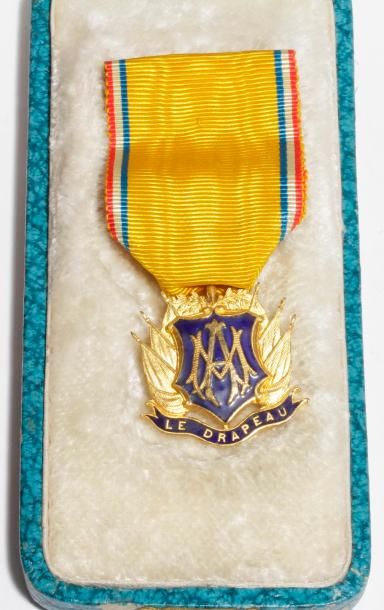 null BELGIQUE – DIVERS 
Trois médailles : 
- Croix de chevalier à titre militaire...