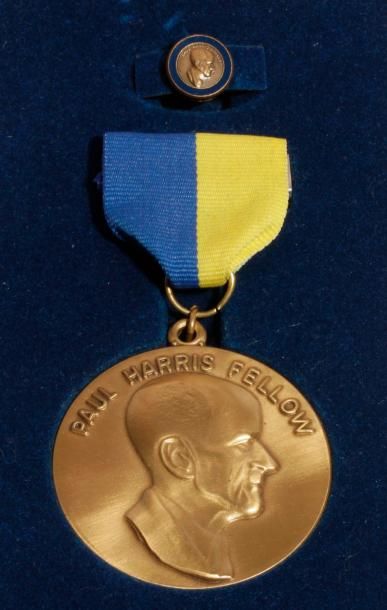 null BELGIQUE – DIVERS 
Trois médailles : 
- Croix de chevalier à titre militaire...