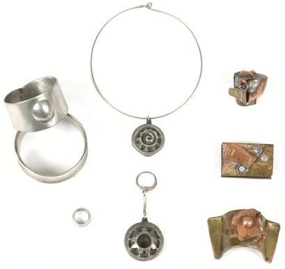 null Bernard BYGODT (1939-2004)
Lot de bijoux d’artiste
Assemblage de métaux.
11...