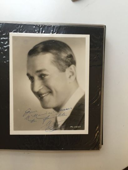 null MAURICE CHEVALIER. Photographies, cartes postales, vignettes.