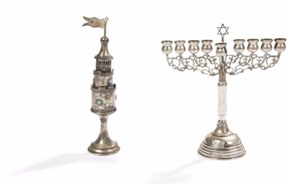 null Ensemble composé d’une lampe de Hanoucca et d’une tour à aromates. 
Israël,...