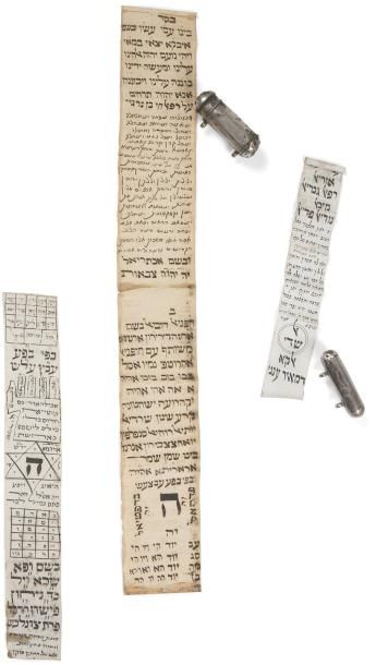 null [MANUSCRIT - AMULETTES] Ensemble de trois amulettes manuscrites. Deux sont rédigées...