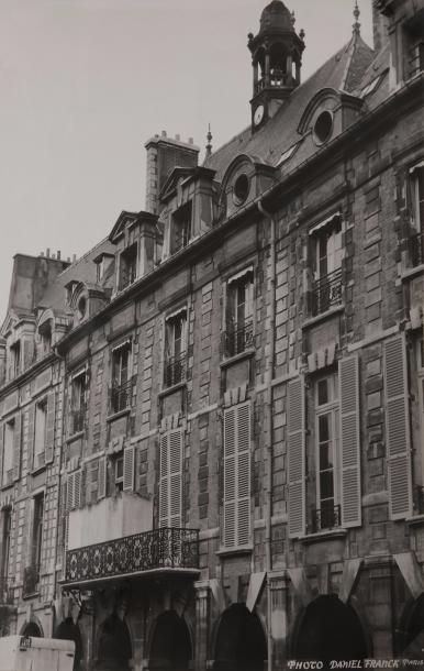 null [PHOTOGRAPHIE] Daniel FRANCK (XXe siècle) 
La Maison du rabbin 
Place des Vosges,...