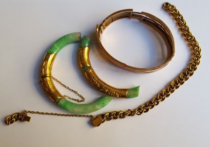 null Lot de débris d'or 750 °/°° composé de 3 bracelets accidentés dont 1 alterné...