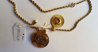 null Chaîne torsadée en or 750 °/°° On joint 2 médailles hébraïques en or dont une...