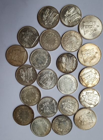 null 19 pièces de 10 F argent et 3 pièces de 50 F argent.