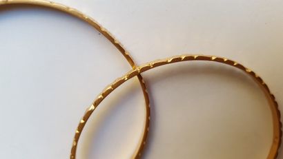 null 2 bracelets rigides en or jaune gravés. Poids : 26,3 g