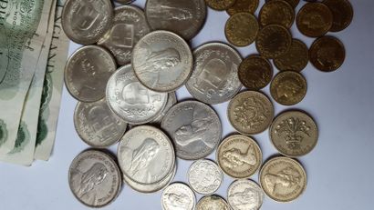 null Lot de pièces et billets européens comprenant 3 billets de 1 Livre Sterling...
