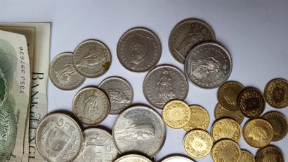null Lot de pièces et billets européens comprenant 3 billets de 1 Livre Sterling...