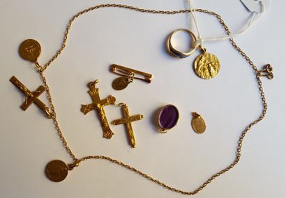 null Lot de bijoux en or 750 °/°° composé de chaînes, pendentifs croix et bague en...