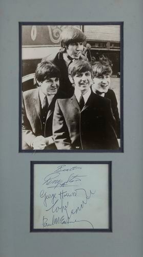 null *The Beatles. Signatures autographes ; 1 page in-12, papier bleuté (marque de...
