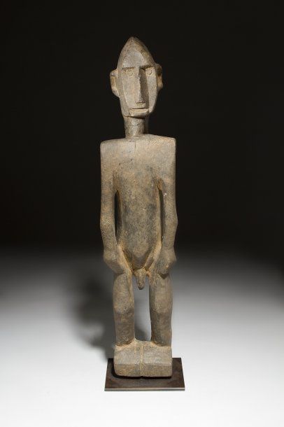 null Statue dogon (Mali). Petite statue du type «Tomo ka» caractéristique du style...