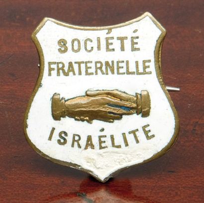 null BROCHE .Laiton émaillé. En forme d'écusson, elle porte l'inscription "Société...