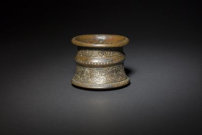 null Petit mortier, hâvan, en bronze, probablement, Iran oriental, XIIe siècle
Panse...