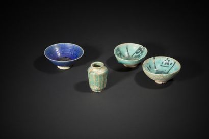 null Trois coupelles et albarelle, Iran, XIIe - XIIIe siècle 
Céramiques siliceuses....