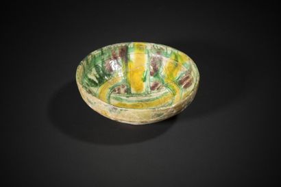 null Coupe aux entrelacs, Iran, XIe siècle 
Coupe en céramique argileuse à décor...