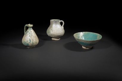 null Trois céramiques turquoises, Iran XIIe - XIIIe siècle
Deux pichets en céramique...