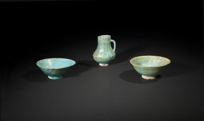 null Pichet et deux coupelles turquoises, Iran, XIe -XIIe 
En céramique siliceuse...