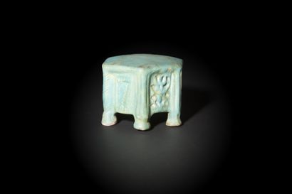 null Tabouret en céramique turquoise, Proche-Orient, XIIIe - XIVe siècle
Hexagonal,...