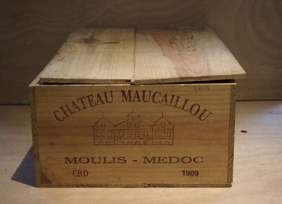 Moulis 12 Bouteilles CHÂTEAU MAUCAILLOU (Caisse Bois) 2 B.G; 2 T.L.B; 3 e.t. légères...