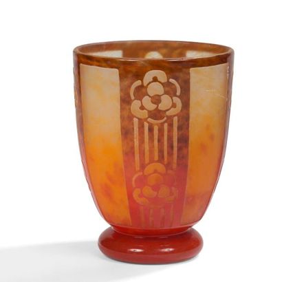 null LE VERRE FRANÇAIS - CHARDER 
Rosaces, circa 1927?/?28
Vase cornet sur talon....