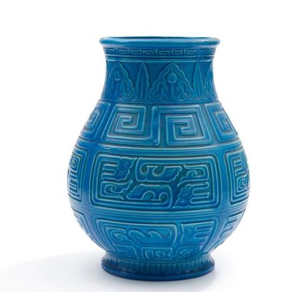 null ÉMAUX de LONGWY 
Décor chinois
Spectaculaire vase balustre sur talon et à large...