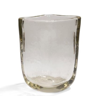 null Charles SCHNEIDER (1881-1953)
Vase quadrangulaire. Épreuve en verre épais légèrement...