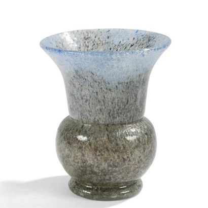null Jean SALA (1895-1976)
Vase pansu sur talon à haut col cornet. Épreuve en verre...
