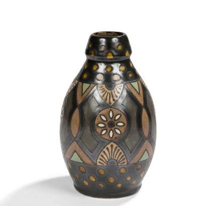 null HB QUIMPER – ODETTA
Vase ovoïde en grès émaillé polychrome au décor de motifs...