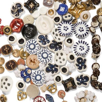 null Line VAUTRIN (1913-1997) & divers 
Important lot de 207 boutons en céramique...