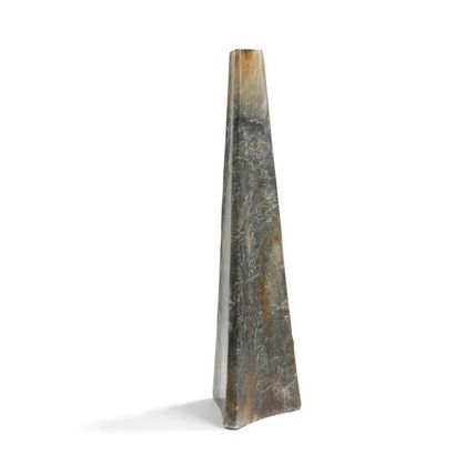 null TRAVAIL XXe SIÈCLE
Important pied de lampe de forme triangulée en onyx. H. 58,5?cm...