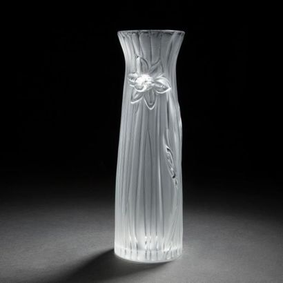 null LALIQUE France 
Jonquille, modèle créé en 2002
Vase. Épreuve en cristal soufflé-moulé...