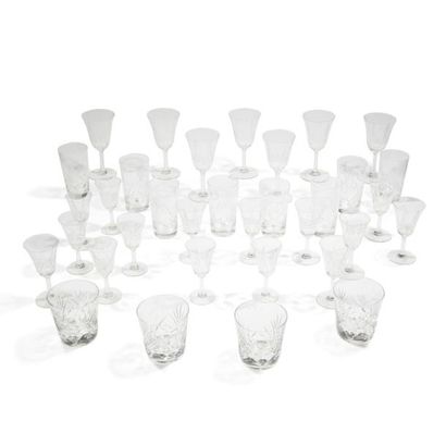 null SAINT-LOUIS Cristallerie 
Partie de service de verres en cristal taillé comprenant...