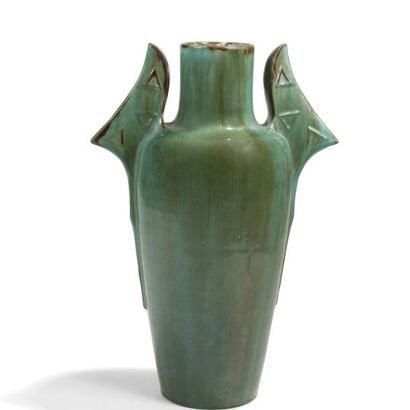null Clément MASSIER (1844-1917)
Important vase à ailettes. Épreuve en céramique...